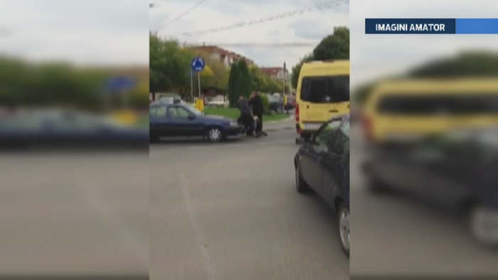 Bataie cu strigaturi la Craiova. Ancheta dupa ce doi soferi si pasagerii lor si-au impartit pumni si picioare in plina strada