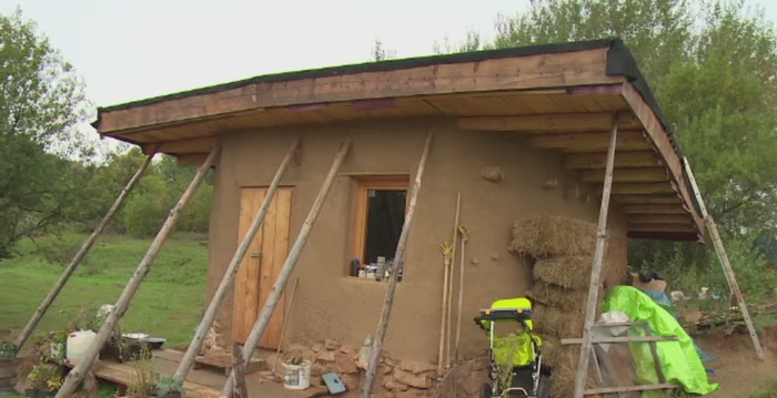 Au raspandit pacea in lume si apoi s-au stabilit in Bihor. Povestea romanilor care traiesc ecologic si in armonie cu natura