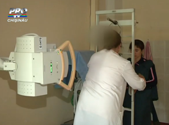 Radiografia, o tortura pentru bebelusi in Chisinau. Copiii sunt legati cu centuri si agatati de o bucata de metal