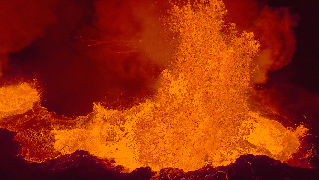 Imagini spectaculoase filmate de un GoPro montat pe o drona cu "inima" unui vulcan activ din Islanda. VIDEO