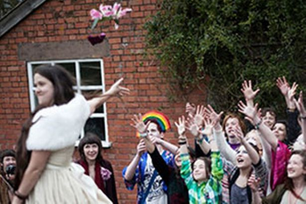 Dupa 6 ani in care nu si-a gasit un iubit, tanara a luat o decizie bizara. Nu s-a mai auzit niciodata de o astfel de nunta