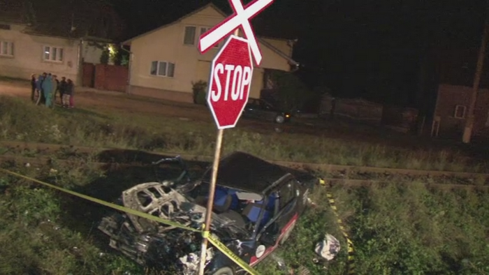 Un tren din Bistrita a sarit de pe sine dupa ce a fost lovit de o masina. Accidentul a fost provocat de neatentia soferului