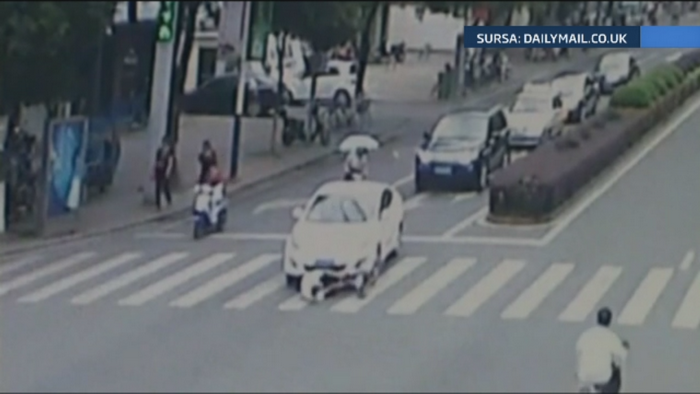 Un biciclist din China a ramas blocat sub o masina dupa un accident auto. Cum au reusit trecatorii sa il salveze