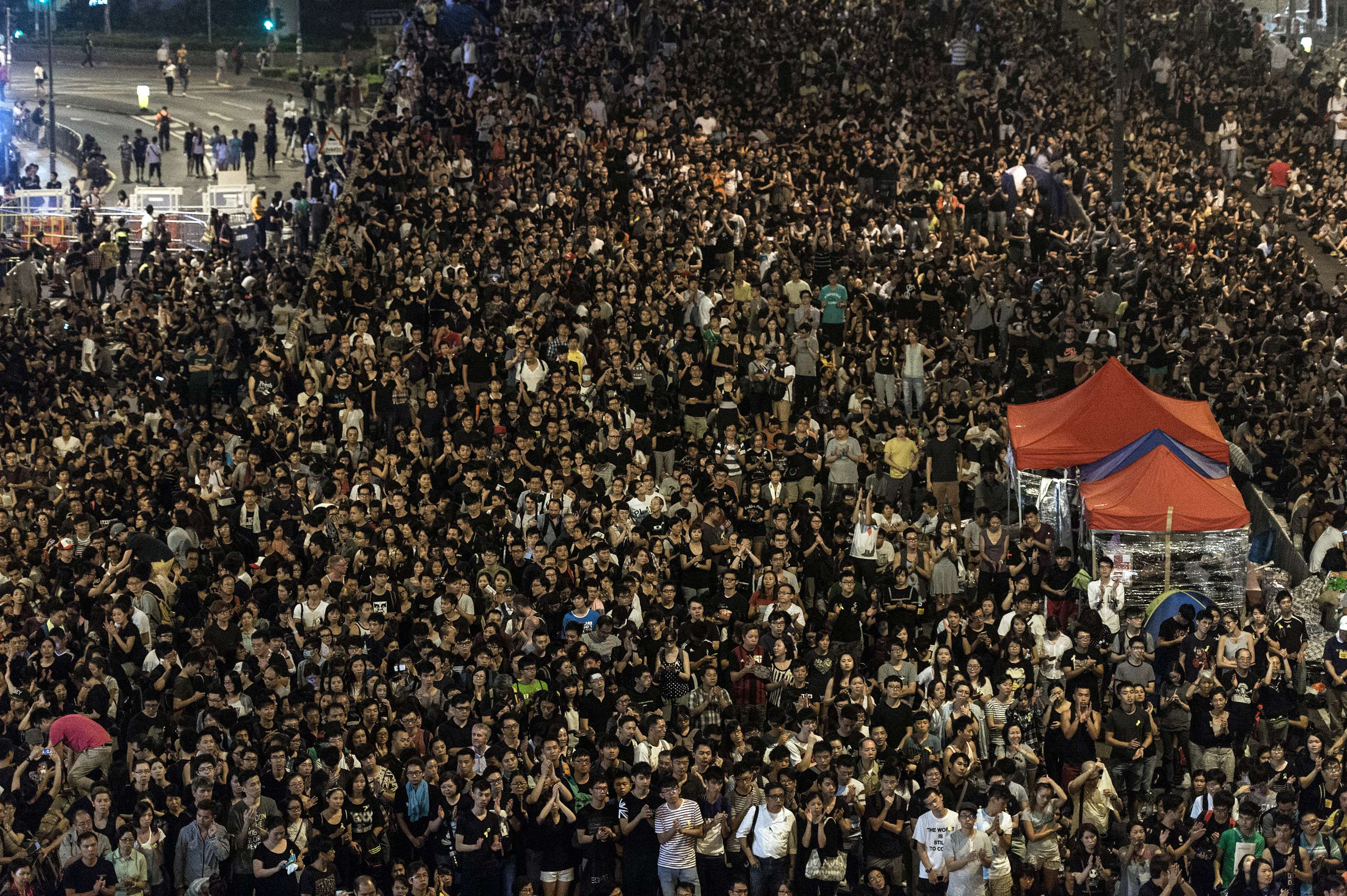 Manifestantii din Hong Kong, somati sa se disperseze pana luni, in urma unor noi violente
