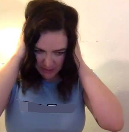 A crezut ca e o bratara banala si a pus-o la mana. Reactia tatalui cand a vazut ce purta fiica sa. FOTO