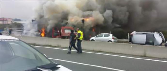 Presa: Soferul implicat in accidentul din Grecia, soldat cu cinci morti si 30 de raniti, acuzat de omor din culpa