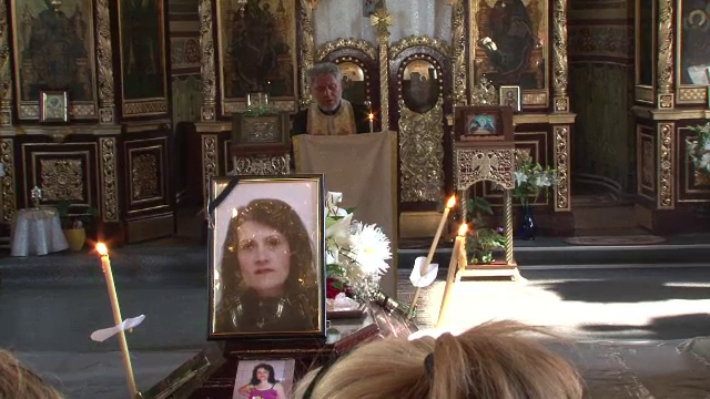 Femeia gasita arsa si mancata de caini, in Braila, a fost inmormantata. Rudele sunt convinse ca a fost crima