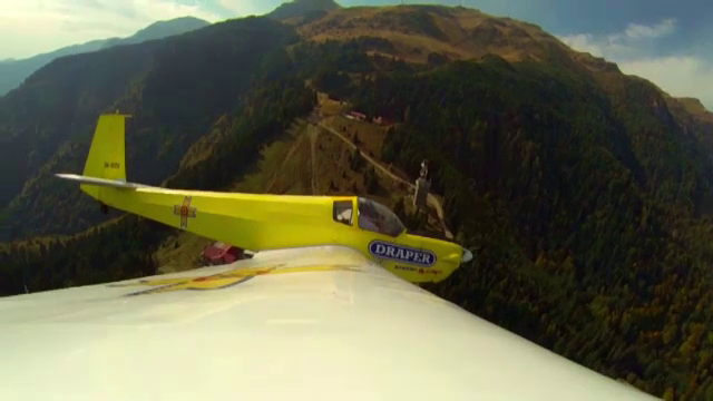 Plimbarile cu avionul deasupra muntilor, ultima moda printre turistii cu bani. Pretul unui tur complet in Bucegi