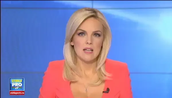 O frantuzoaica stabilita in Cluj a descoperit realitatea vietii la tara. Toaleta din curte, motivul disputei avute cu vecinul