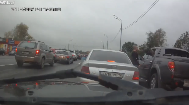 Cea mai bizara confruntare in trafic surprisa de camere. Cu cine a dat nas in nas un sofer nervos. VIDEO