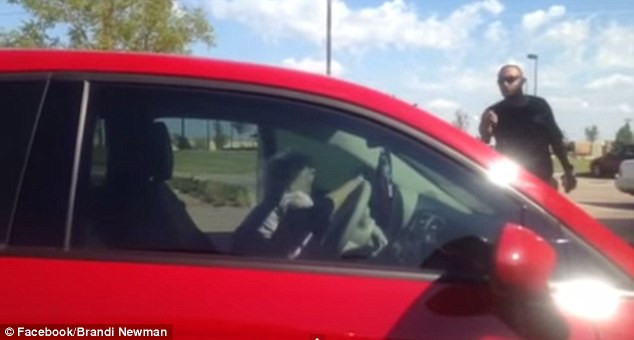 Reactia unui barbat cand vede ca cersetoarea careia ii dadea bani in fiecare zi conduce o masina mai buna decat a lui. VIDEO