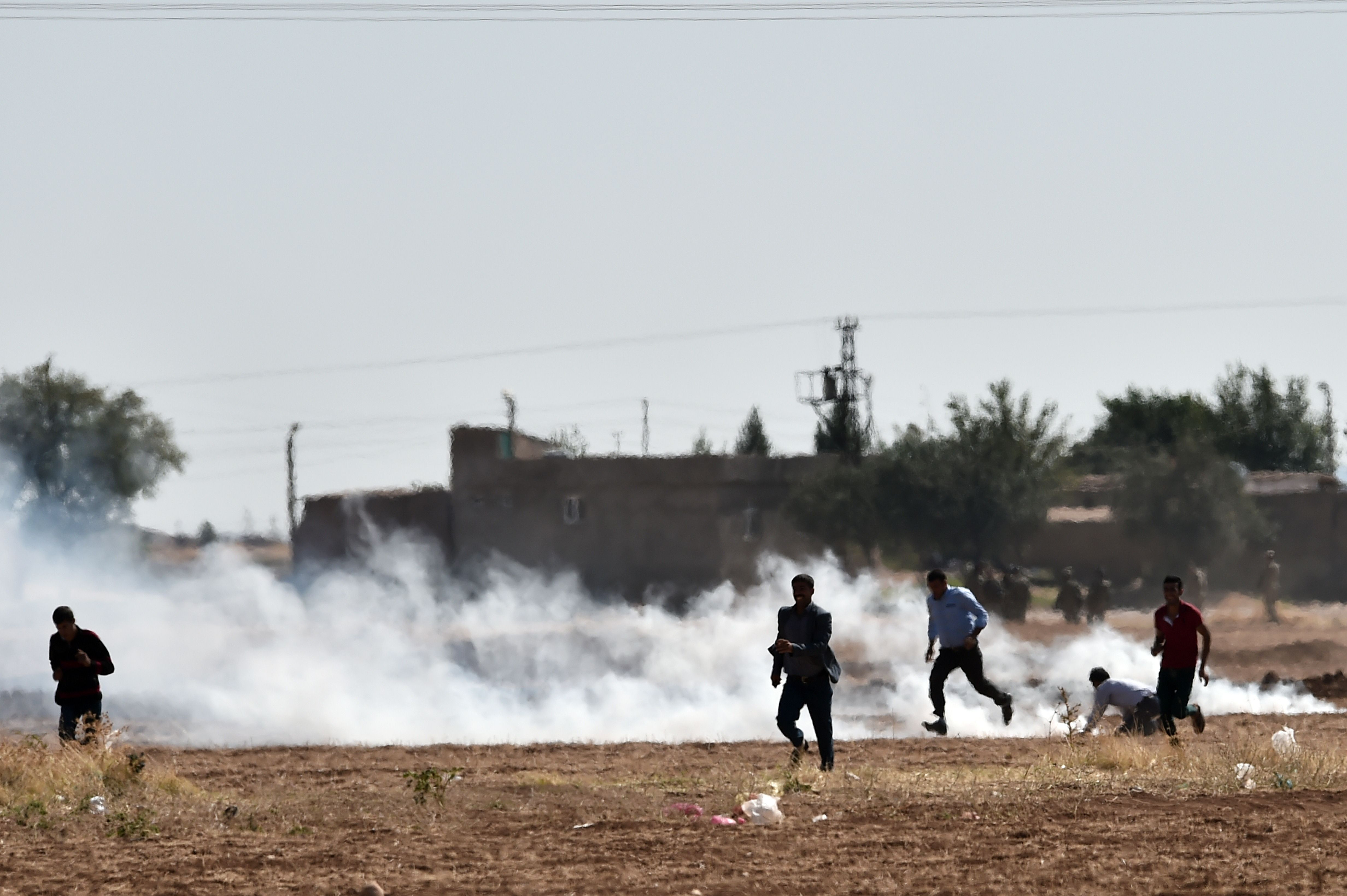O echipa BBC a fost atacata de politia turca la granita cu Siria. Jurnalistii filmau un protest al kurzilor. VIDEO