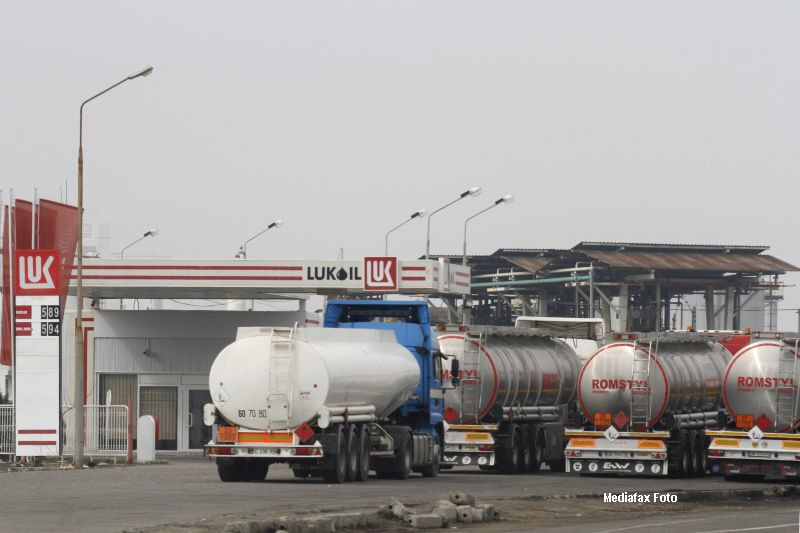 Lukoil anunta ca a oprit activitatea rafinariei din Ploiesti. Victor Ponta: "Sa se faca dreptate, dar sa nu piara lumea"