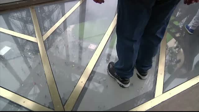 Turnul Eiffel a implinit 125 de ani, iar autoritatile franceze i-au facut un "cadou" in valoare de 30 de milioane de euro