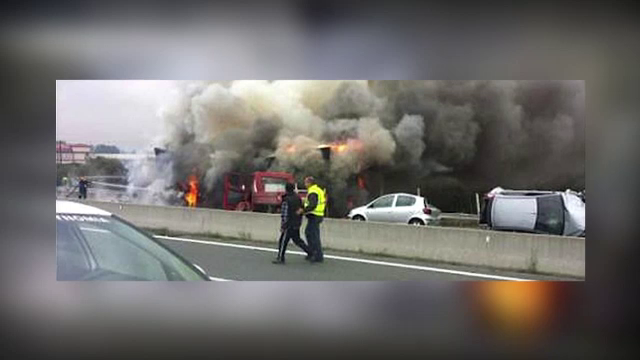 Presa: Romanul care a provocat accidentul cu 5 morti in Grecia NU era singur in cabina. Pasagerul s-a predat politiei