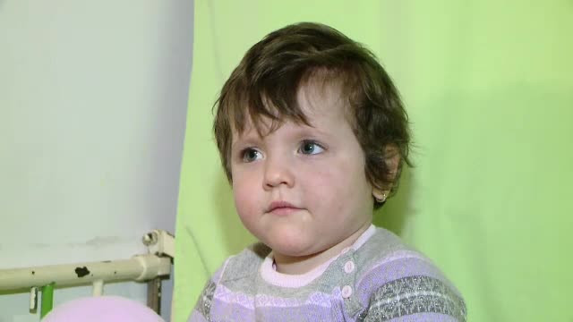 Deznodamant trist pentru fetita crescuta doar cu pufuleti si ceai. Ar putea fi luata de langa medicii care au salvat-o