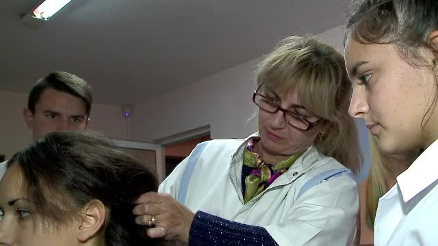 Tinerii care au renuntat sa ia bacalaureatul se indreapta spre scolile de meserii. O coafeza poate castiga si 1.000 EUR lunar