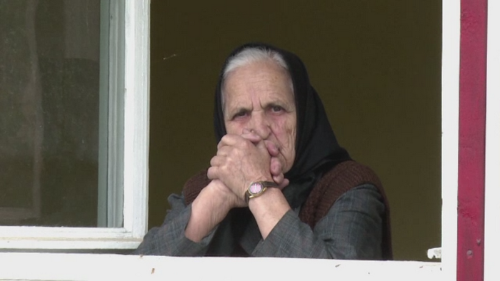 O batrana de 84 de ani si casa ei stau in calea unui mare proiect. Femeia din Alba s-a baricadat in fata buldozerelor