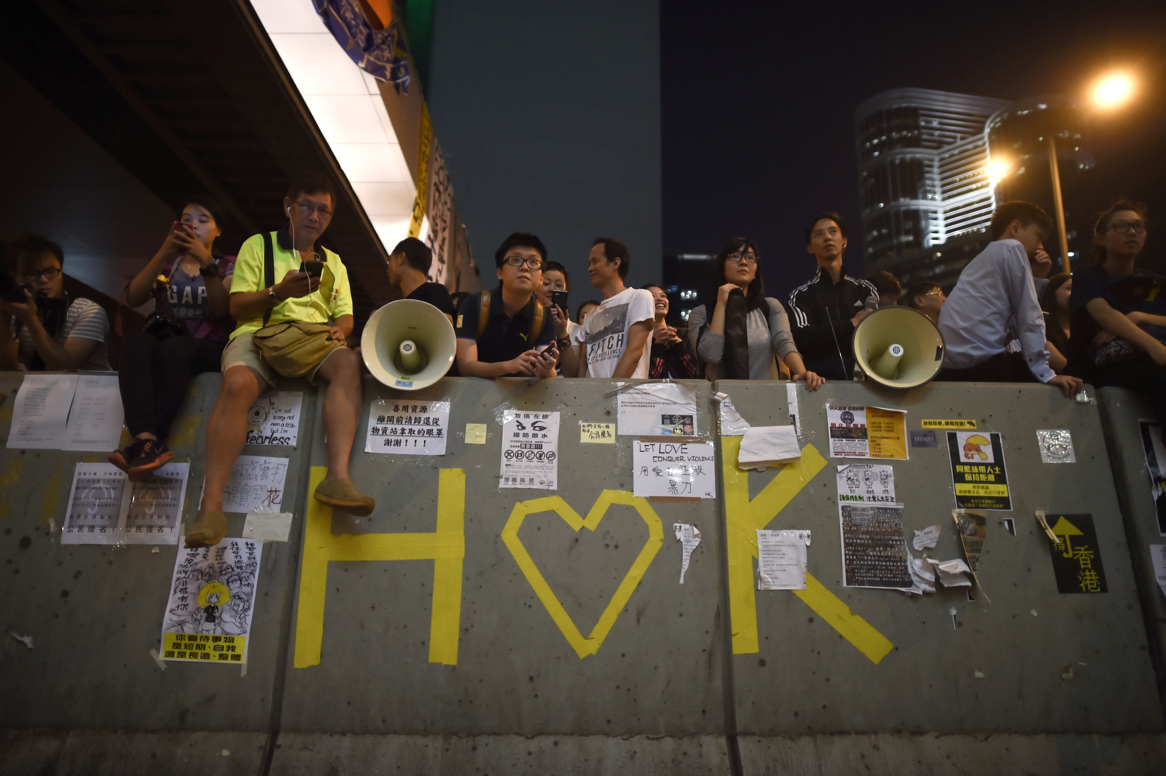 Sute de activisti au ramas sa protesteze pe strazile din Hong Kong. Studentii au acceptat dialogul cu Guvernul