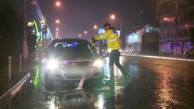 Un barbat a murit dupa ce a fost lovit de doua masini, in timp ce traversa. In zona se afla o pasarela pentru pietoni