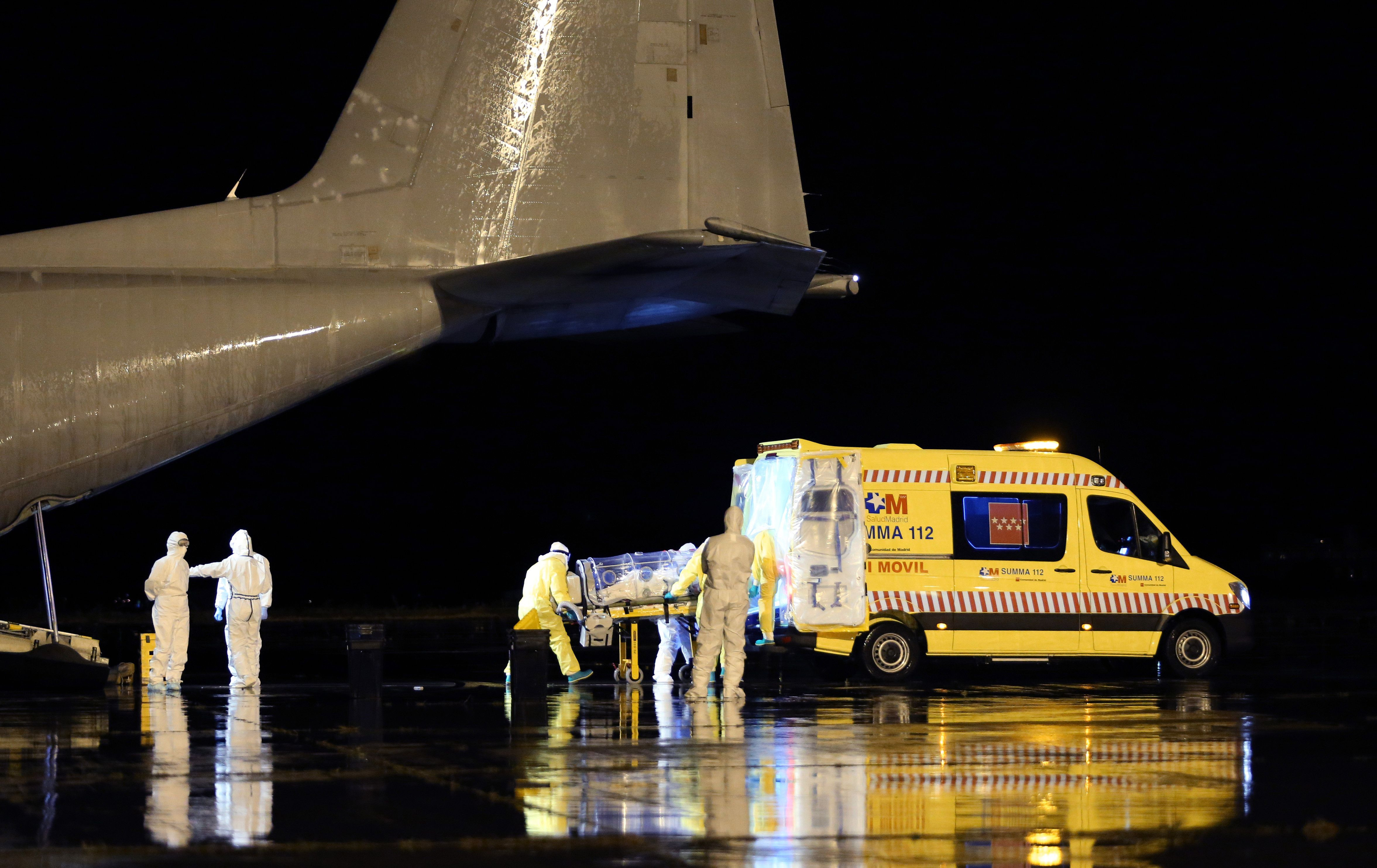 Contaminarea asistentei din Spania cu Ebola i-a speriat pe romanii din Madrid. Masurile de preventie luate de statul roman