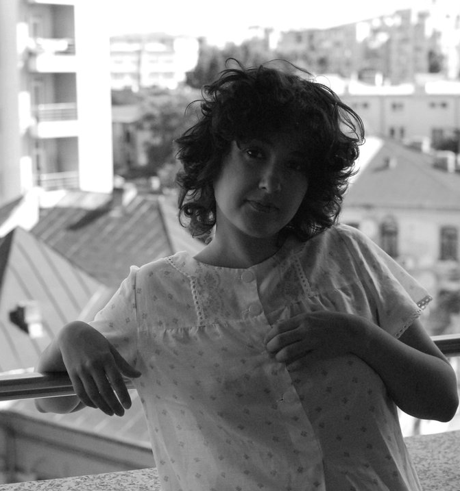 Caz umanitar. O tanara care si-a dedicat timpul liber ajutorarii copiilor saraci se lupta acum pentru viata ei