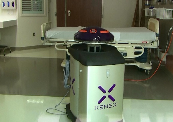 Robot care ucide bacteriile si germenii cu ajutorul luminii, folosit intr-un spital din SUA unde se afla un pacient cu Ebola