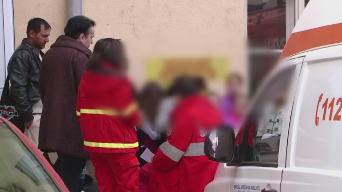 Incident grav intr-o scoala din Iasi. 18 elevi au ajuns la spital dupa ce doi colegi au pulverizat spray paralizant in clasa