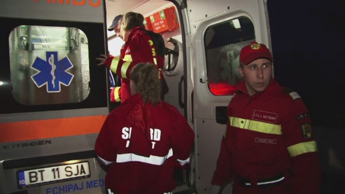 Cinci politisti de frontiera au fost raniti in Botosani. Microbuzul in care se aflau a fost izbit de o camioneta