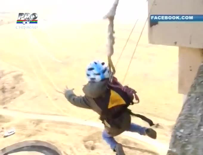 Momentul in care un copil de 6 ani sare in gol de la 75 de metri. Ce risca parintii dupa ce inregistrarea a ajuns pe Facebook