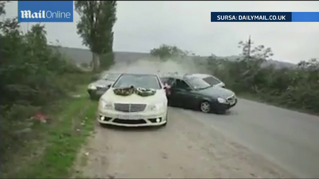 Cursa de masini la o nunta din Rusia incheiata cu un carambol. Toti nuntasii implicati in accident si mirii au fost raniti