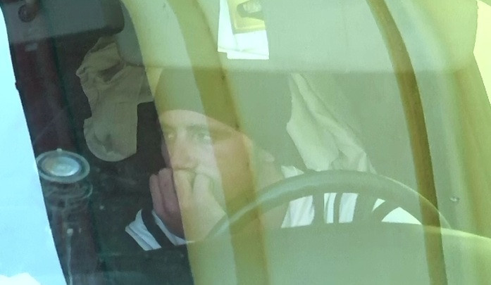 Scandal la un centru de plasament din Bistrita. Soferul care le-a adus carne stricata, blocat in curtea institutiei