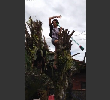 A vrut sa isi impresioneze amicii cu prestatia lui artistica, insa a fost la un pas de o tragedie. VIDEO