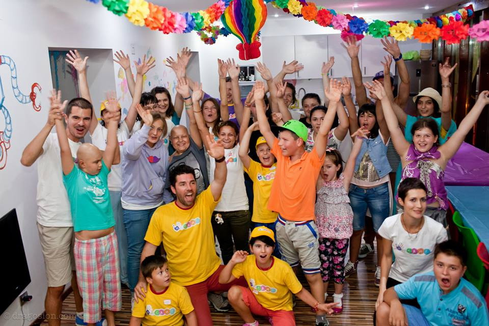 In Romania traiesc mii de copii cu care nimeni nu vrea se se joace. "Le-au spus parintii acasa ca o sa ia cancer de la el"