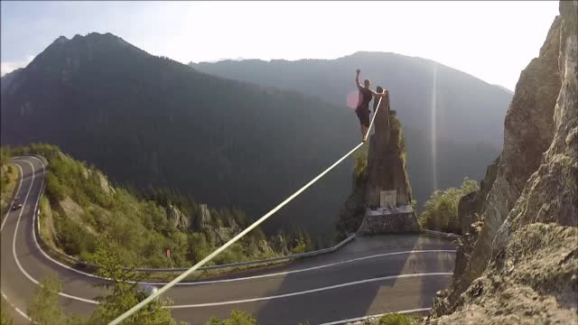 Senzatii tari si spectacol la inaltime. Timisoreanul supranumit "Dragonul din Banat" a facut o demonstratie de Slackline