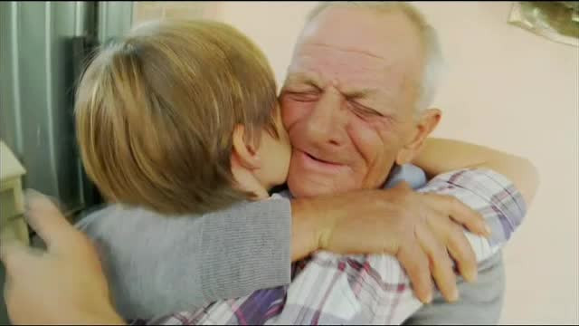 Visul romanesc pentru Viorica din SUA. Tanara care a fost abandonata acum 20 de ani in maternitate si-a cunoscut bunicul