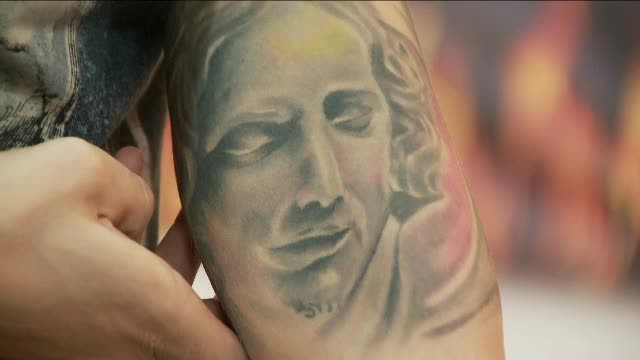 Un altfel de pelerinaj al tinerilor din Romania: coada la saloane pentru un tatuaj cu Iisus. Ce riscuri vin la pachet cu moda