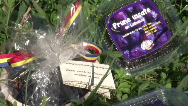 Livezile cu pruni pot fi adevarate mine de aur. Locuitorii unui sat din Olt au dezvoltat o mica industrie din prunele uscate