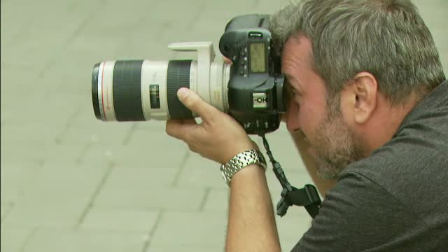 Cine sunt cei doi fotografi romani care au lucrat cu Celine Dion si Penelope Cruz. Fotografiile lor se vand pe mii de euro