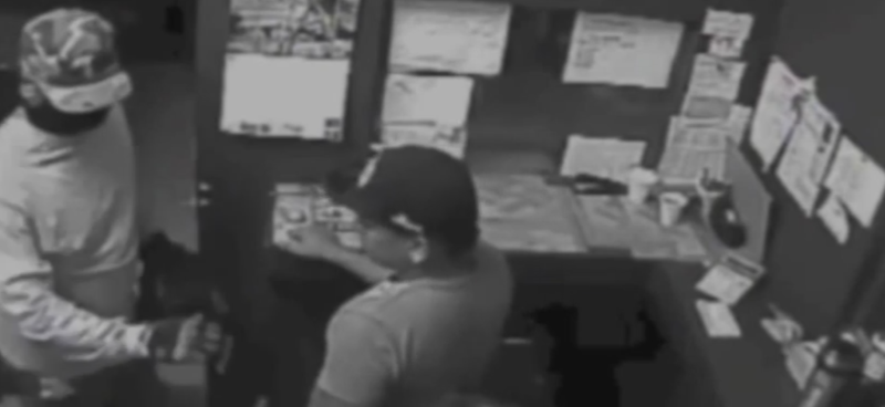 Cel mai amabil hot din lume. Dupa ce a furat toti banii dintr-un cazinou, i-a imbratisat si pupat pe angajati. VIDEO