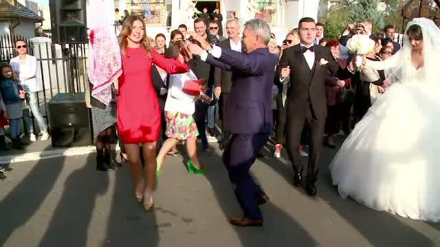 Simona Halep, in centrul atentiei la nunta fratelui ei. A stralucit intr-o rochie rosie si a incins o hora mare, in strada
