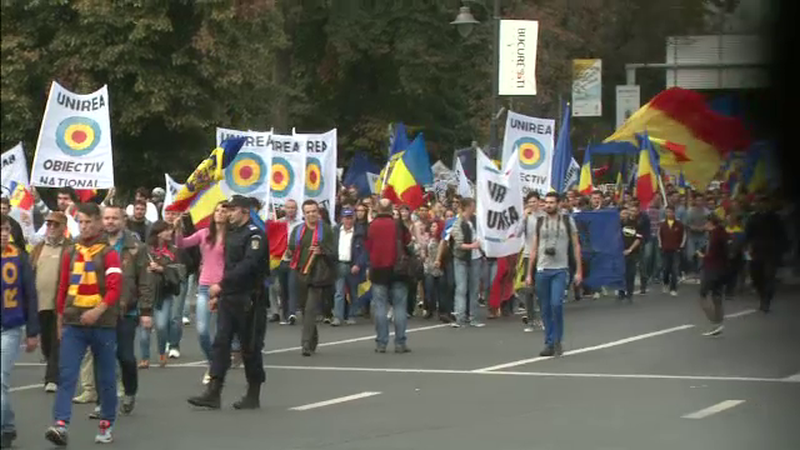 Mars pentru unirea Basarabiei cu Romania, in centrul Capitalei. "Traiasca Moldova, Ardealul si Tara Romaneasca"