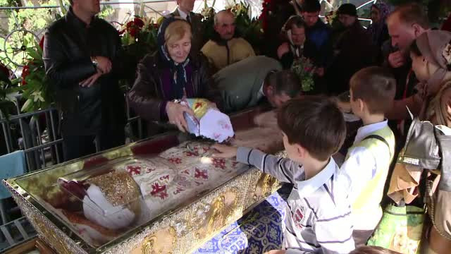 80.000 de credinciosi s-au inchinat in fata Cuvioasei Parascheva. Povestile celor care s-au rugat la ea si au trait minuni