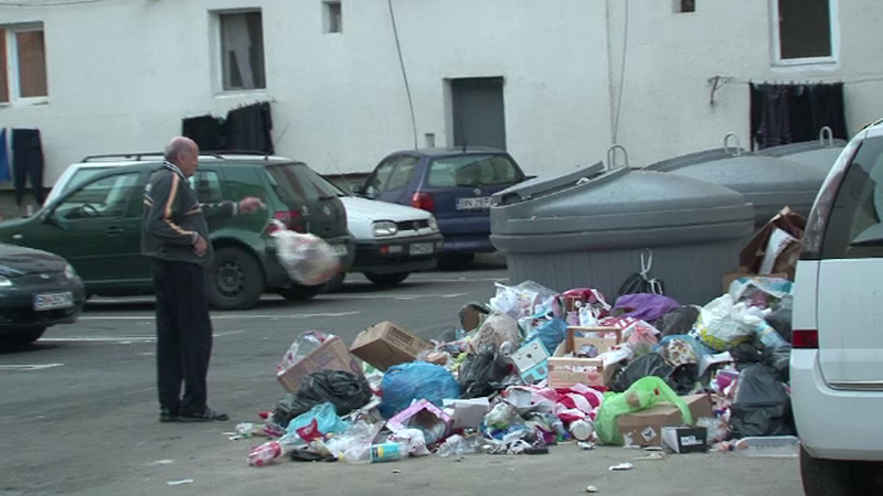 Orasul din Romania unde oamenii prefera sa arunce gunoiul LANGA tomberoanele noi, de 30 de milioane de euro