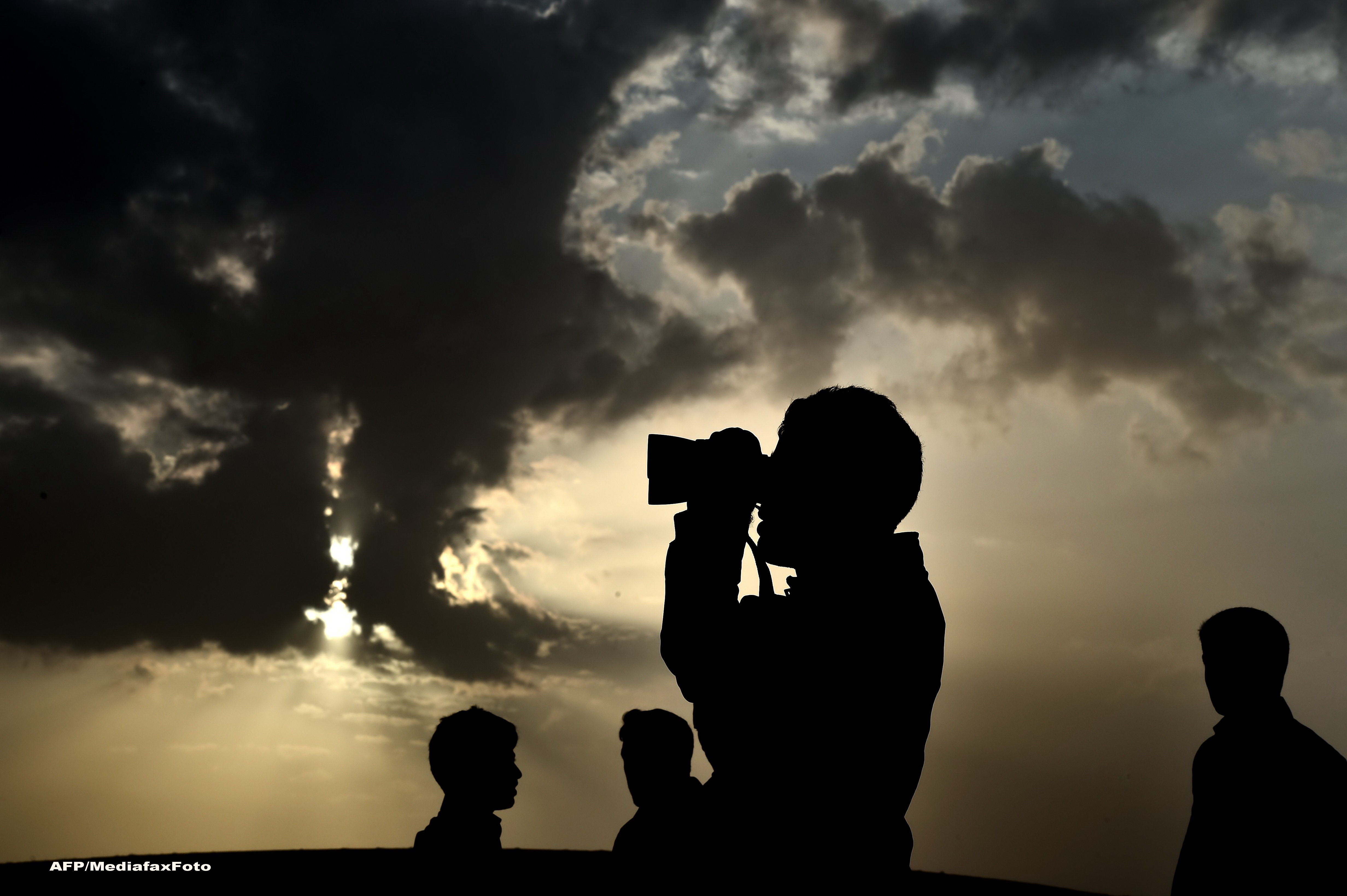 Razboi in Siria. O femeie conduce lupta kurzilor din orasul Kobane impotriva teroristilor din Statul Islamic