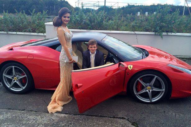 Povestea impresionanta din spatele acestei fotografii. Cine sunt pustii din Ferrari-ul de 200.000 de euro