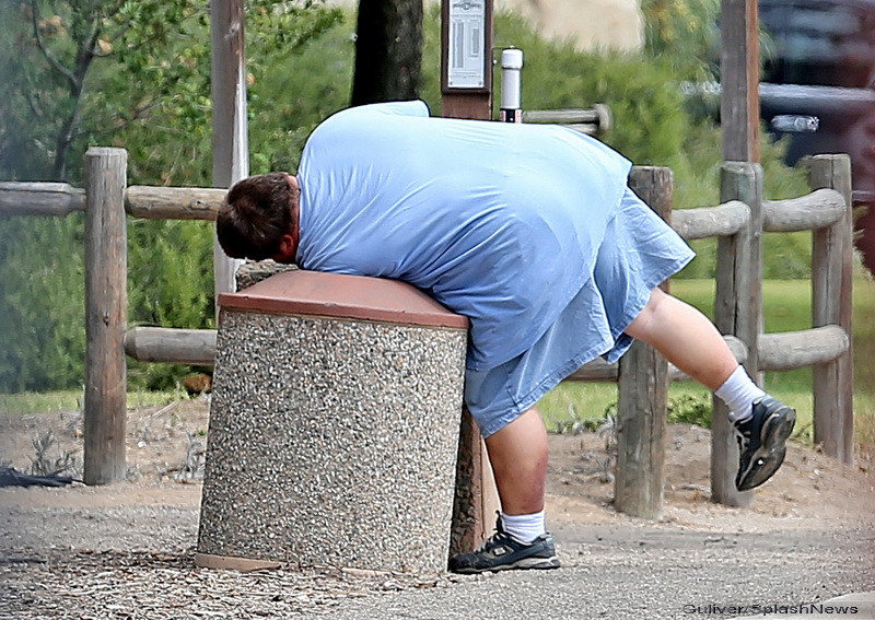 Locuieste pe strada si mananca din gunoi, insa mama lui vitrega e celebra la Hollywood. Cine e tanarul din imagine