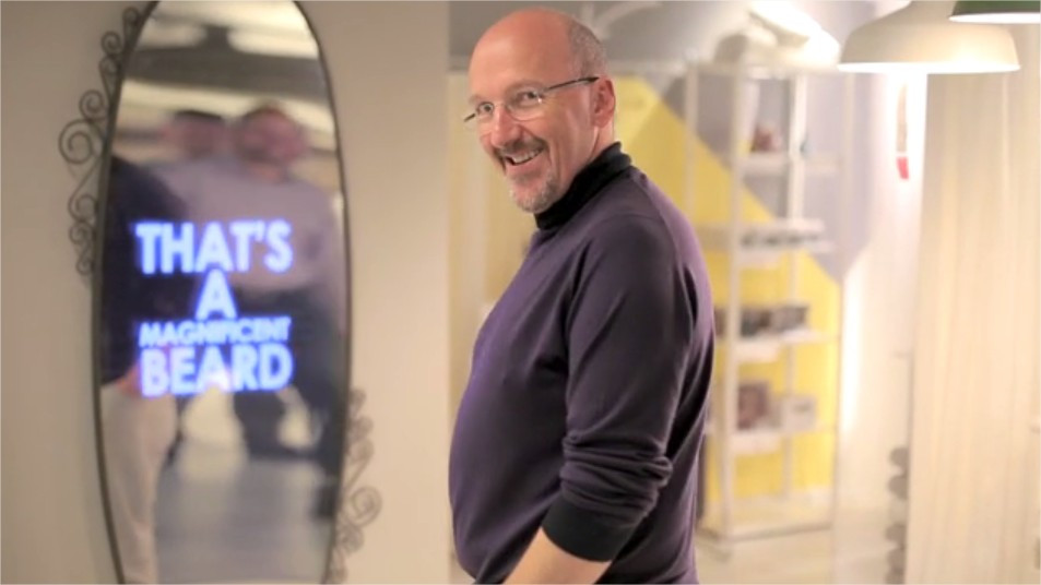 "Ai o barba magnifica!" Oglinda care iti poate schimba ziua daca te uiti dimineata in ea! VIDEO