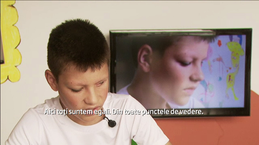 In Romania traiesc mii de copii cu care nimeni nu vrea se se joace. "Le-au spus parintii acasa ca o sa ia cancer de la el"