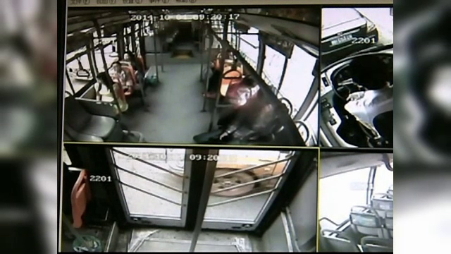 Camerele de supraveghere dintr-un autobuz au surprins momentul in care un telefon mobil a explodat in mana unei femei